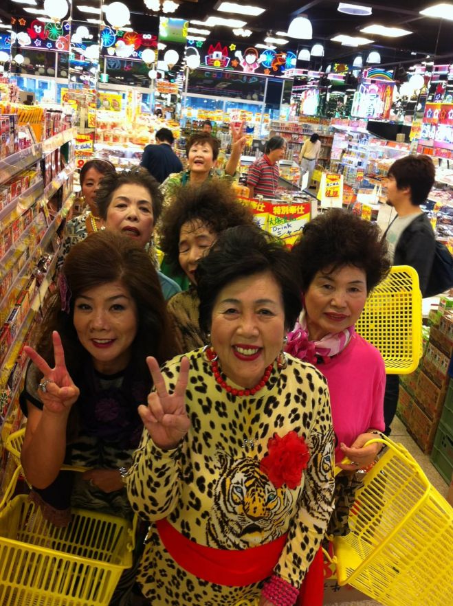 動画つき ヒョウ柄とアメちゃんを愛する“大阪のおばちゃん”がもし日本国憲法を訳したら!? 『日本国憲法 大阪おばちゃん語訳』谷口真由美 著インタビュー・対談 - 本の話