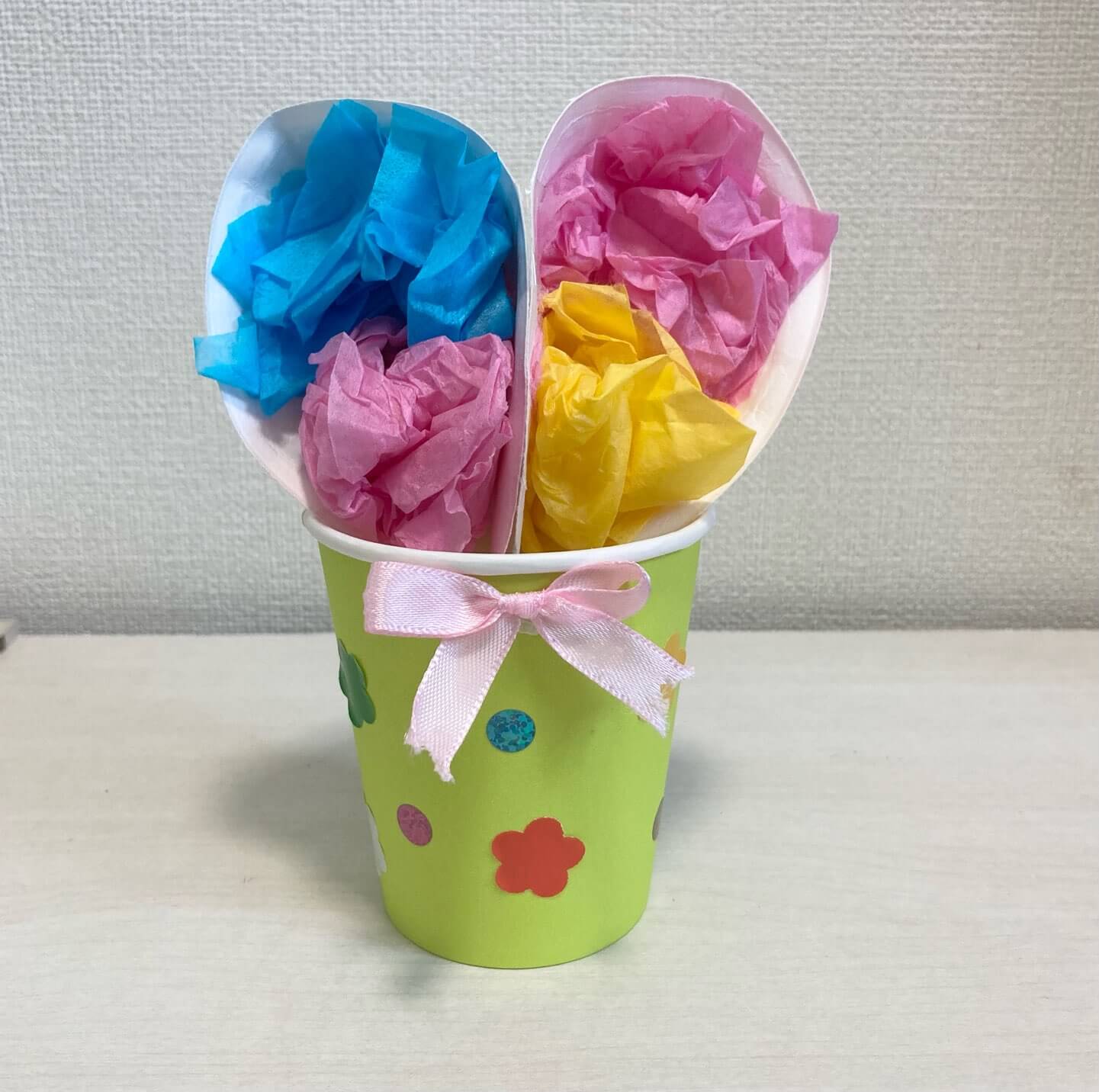 紙皿の壁かざり』 母の日製作 ＊ 母の日の手作りプレゼントです❣️ 父の日にも応用してね。 ＊ 毎年ご好評頂いてます。簡単だけど飾るととっても豪華で喜ばれますよ💕 ＊ @kazuyo_uehara ＊幼稚園保育園幼稚園教諭保育士児童館保育所小学校教諭幼児教室