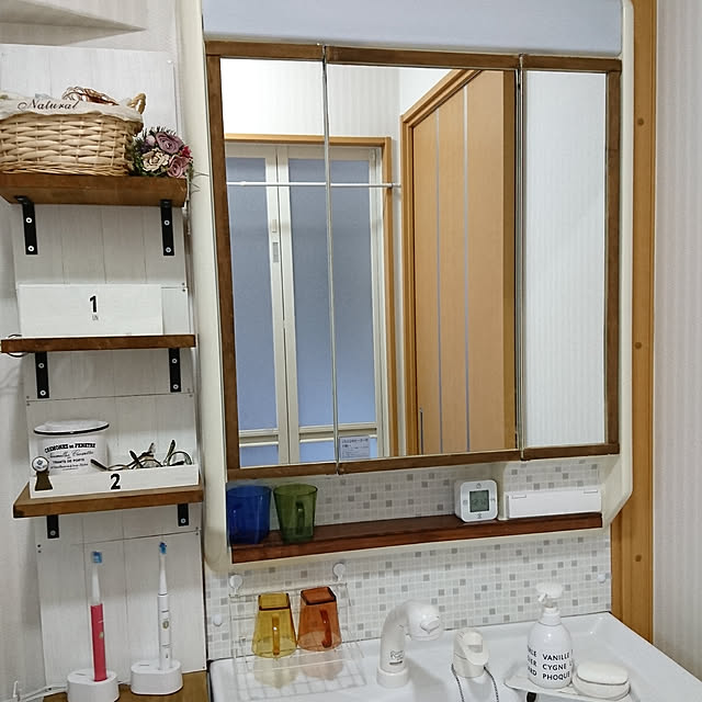 歯ブラシスタンド コップ付き 歯磨きコップ ホルダー 一台多役 バスルーム収納 壁掛け 粘着式 家族用 3 4人用 収納ラック 防塵衛生 お風呂 洗面所取り付け簡単 : リカストア - 通販 - Yahoo!ショッピング