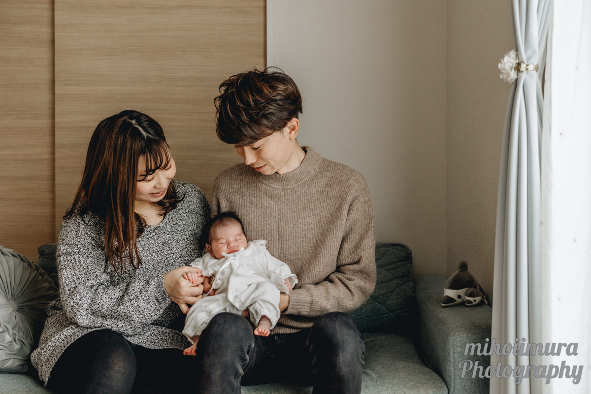 大切な家族の一員と一緒に📸✨ 赤ちゃんとペットが並ぶ姿は、 見ているだけで心が温まる瞬間。 LaLagenic Photoでは、 ペットと一緒の ニューボーンフォトや ファミリーフォトも大歓迎です！ おうち撮影だから、 赤ちゃんもペットもリラックス！ 小さな寝顔と愛くるしい