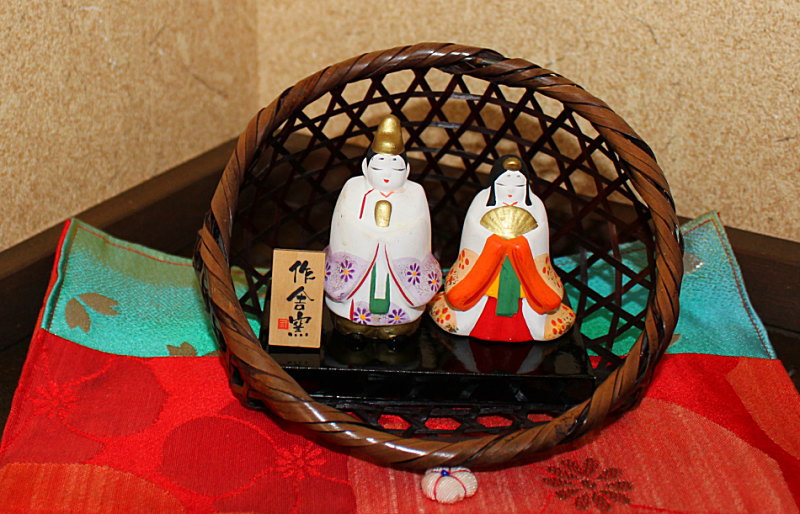 雛人形 コンパクト かわいい 染錦手籠雛 大手籠付親王飾り 陶器 薬師窯 桐箱 桜屏風 ピンク毛氈付Smileまーけっと新品 ひな人形錦彩花かざり雛 三段飾り 薬師窯 雛飾り コンパクト雛 初節句 ひな祭り 雛人形 桃の節句 陶器の雛人形 おひなさま 小さな雛人形