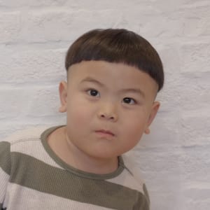 小1毛先毛流れパーマ。キッズカット男の子キッズカット毛流れパーマセンターパート小学生男子