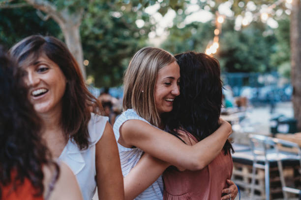 友達と幸せな男の子との友情を抱き合う。男性が一緒に立って、人々、良い関係を笑って。ニコニコ。フラットベクターイラスト」のベクター画像素材 ロイヤリティフリー2165784913Shutterstock