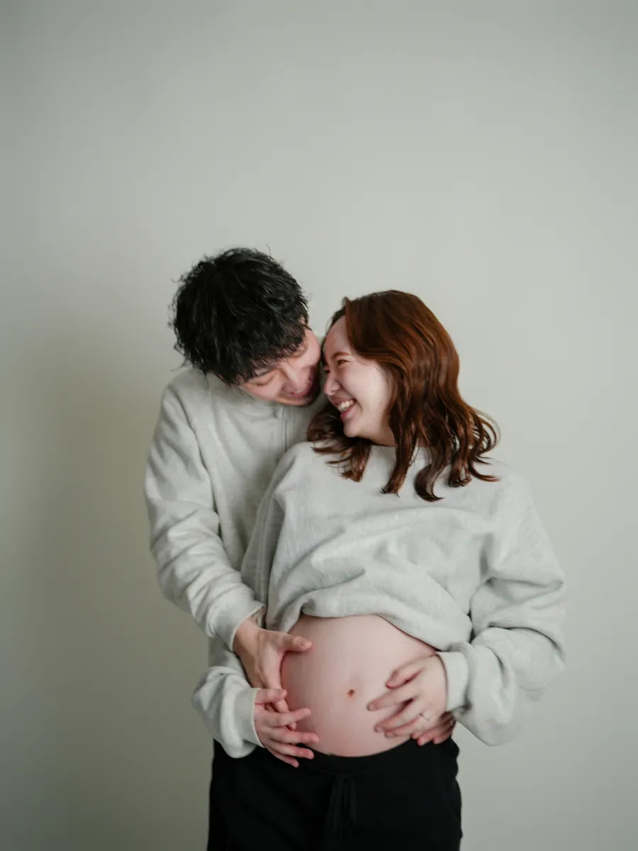 今しかないこの時を写真残したくてけーとマタニティーフォトを撮りました😆❤️✨ いつも明るくて楽しい家族でいたいなぁという気持ちを込めて🌈⭐️マタニティフォト1枚目1番いいお気に入り写真なのによく見るとけーパンツ丸見えそこは見なかった事にして