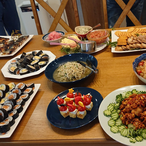 GICLATさんはInstagramを利用しています:「. 友人を招いてのホームパーティー🎈 お料理は、@Rrrrriiiiiちゃん！！抜群のセンスと味で、何人にレシピを聞かれたことか！ケークサレ煮込みハンバーグオープンサンド 、無花果、キウイ、バナナ を作ってくれました