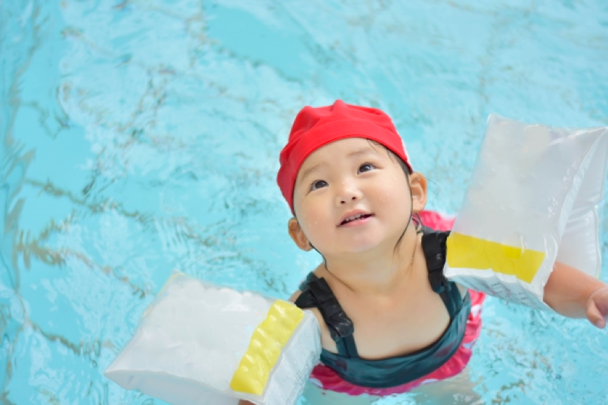 ゴムだけで作れるプール向けお団子ヘア6種！くるりんぱや三つ編みもkosodate LIFE 子育てライフ