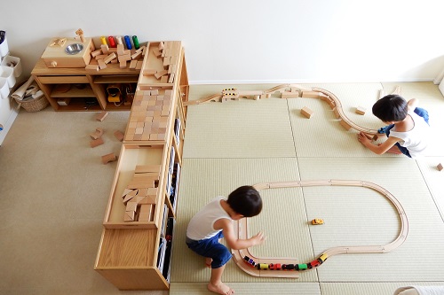 リビングにキッズスペースを作る！子どもの成長に合わせたレイアウトやおすすめの家具学習机・デスクのコイズミファニテック株式会社