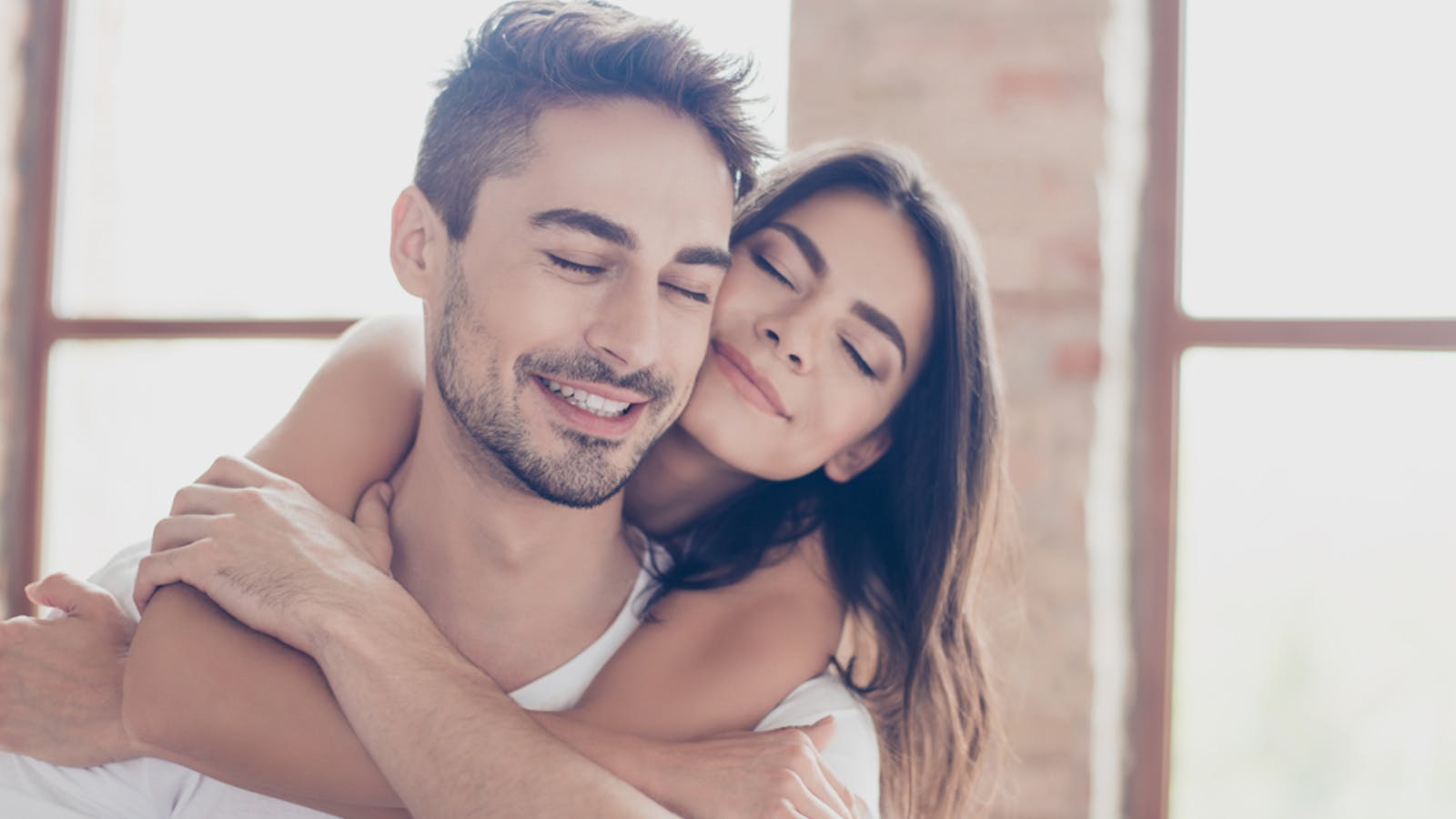 ドキドキしちゃうやん！男が喜ぶ「ハグの仕方」って？MOREDOOR