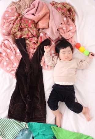 寝てる娘の顔で遊ぶパパとママ👩👨w 子どものいる暮らし平和な日常歳の差兄妹3歳娘が可愛すぎる仲良し兄妹YouTube見てねおねんねいたずら