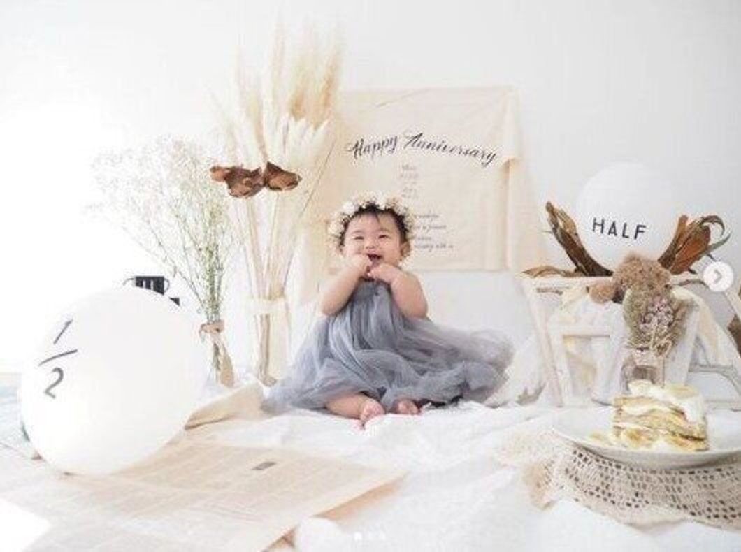 ハーフバースデー写真を簡単オシャレに！自宅で撮る「3つメリット」と、素敵に撮る「5つのポイント」とは？グラこころ