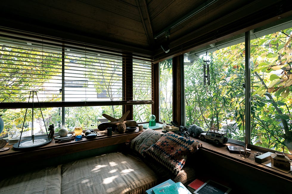 先日見学させて頂いた住宅建築の最高傑作、 阿部勤 さんの自邸 です。築50年。人の居場所が数珠つなぎに連鎖する素晴らしい建築でした。入れ子された正方形は3570角、外郭の正方形は7770角で隙間は2100。外郭階高は2250、軒高は2100くらい。寸法も絶妙でした