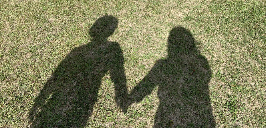 フリー写真手をつないで一緒に寝ているカップルでアハ体験GAHAG著作権フリー写真・イラスト素材集 - GAHAG著作権フリー写真・イラスト素材集