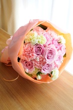 結婚式の両親贈呈品を記念に残す。枯れないお花「プリザーブドフラワーの花束」の贈り物 -福岡・中央区浄水通のフラワーショップ。プリザーブドフラワー、フラワーアレンジメント、花束、胡蝶蘭、観葉植物、ドライフラワーの販売