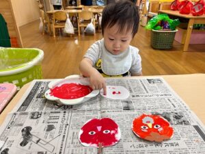 10月の製作遊び🍁 . ✴️0歳児クラス 足形を使ってハロウィンのかぼちゃを🎃 4月より大きな足形になりました⭐️ ✴️1歳児クラス花紙を丸めて袋に詰めて、秋の味覚ぶどうを🍇 ぶどう狩りをしたくなる素敵なお部屋になっています♪ ✴️2歳児クラス タンポを使って