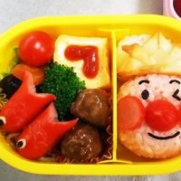 遠足弁当＆幼稚園弁当 今日は小学校の遠足でした🌱 久しぶりに息子のお弁当作り！ 星のカービィ弁当です🌟 ・とか言いつつ カービィの要素はおにぎりラップだけ😂 わたしが作る下手なキャラ弁より この方が何百倍もかわいいです🩷笑 ちなみに、お弁当箱はパウパト お