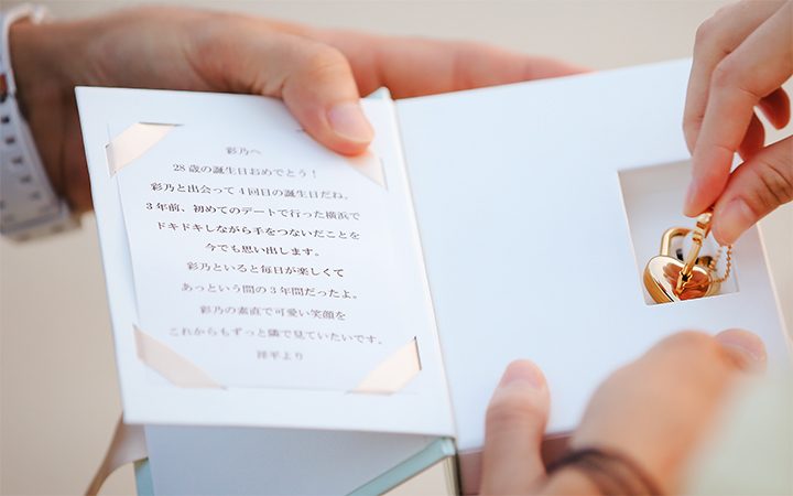 プロポーズケーキに込めた素敵なメッセージ5選♡ 本日は先輩カップル様がプロポーズ成功の後に 記念におふたりで召し上がっていただく プロポーズケーキをご紹介🍰メッセージを書いて彼女さまに サプライズでお渡しするととても喜んでいただけます♡ ぜひ参考にされて