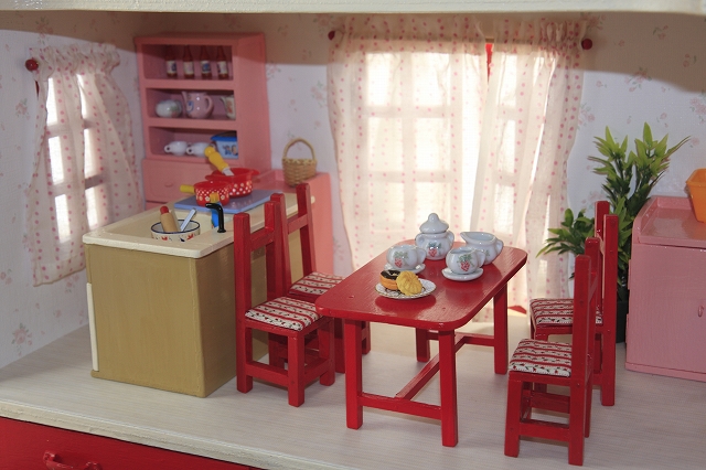 ダンボール箱のリカちゃんハウス : Der Liebling ~蚤の市フリークの雑貨手帖2冊目~