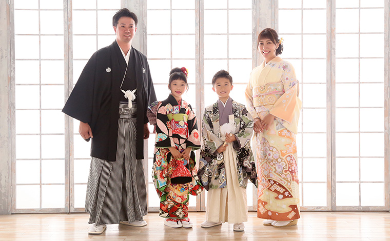 七五三家族写真をスタジオでおしゃれに!親の服装のおすすめコーデ - コラムライフスタジオ