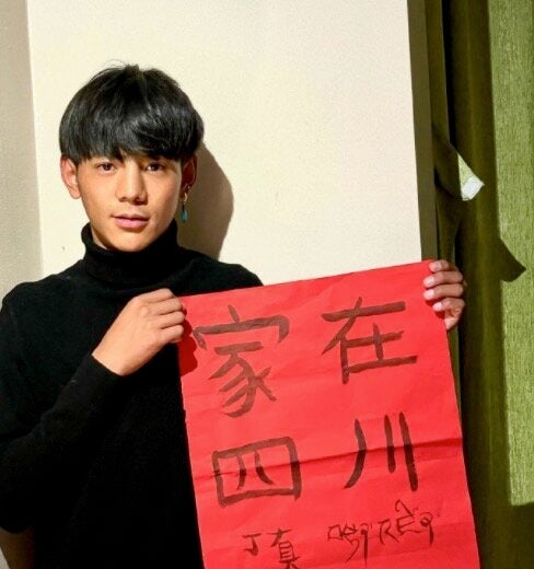 チベット族の青年、驚異的なスピードで中国の大スターに。丁真さんとは？ハフポスト WORLD