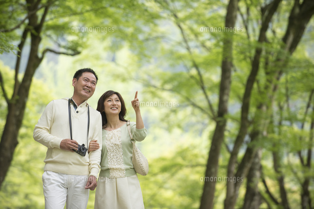 屋外抱き締めて幸せな中年夫婦の写真素材・画像素材 Image 21291138