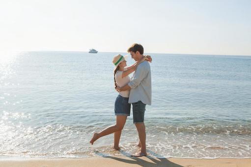 幸せなカップルがお互いをハグPremium写真