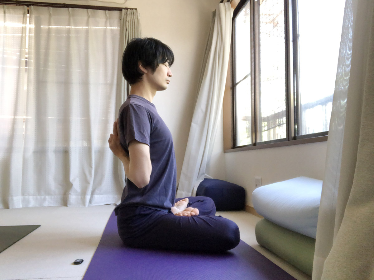 胸の筋トレ 合掌ポーズの正しいやり方! - YouTube