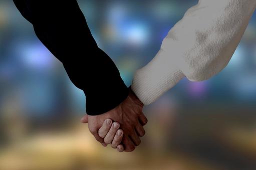 恋人繋ぎ つなぎ 」をする心理って？ 自然に手を繋ぐテクニックも解説