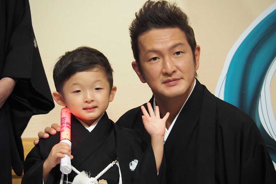 中村獅童の息子・陽喜&夏幹 家ではオリジナル脚本で歌舞伎ごっこ 立ち回りへの憧れ - YouTube