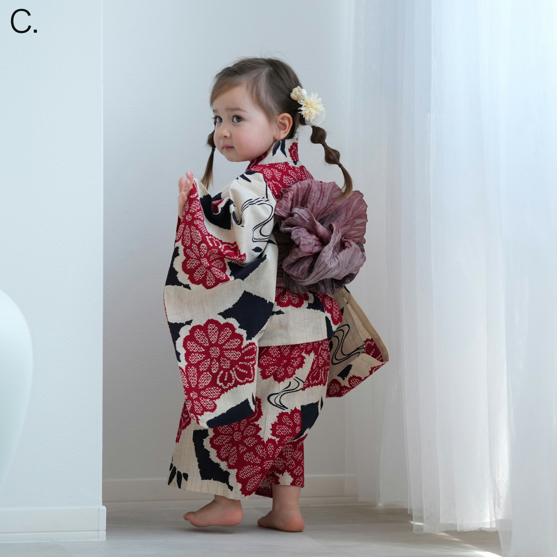 子供浴衣 女の子用 レトロ柄のこども浴衣 100cm 夏祭り お遊戯会 花火大会に 生成り色ｘ赤、菊と流水柄