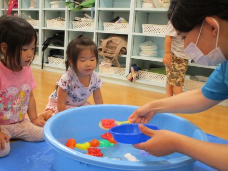 金魚すくいで大はしゃぎ 弥富で保育園児ら、弥富金魚漁協が協力：ニュース：中日BIZナビ