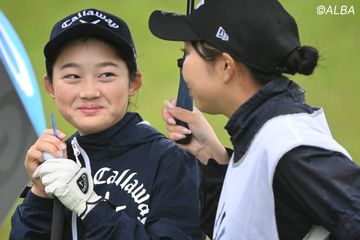写真特集 柏原明日架はヒゲのキャディーと笑顔 ミニスカ木村彩子 女子ゴルフ第２日 - ゴルフライブ速報 : 日刊スポーツ