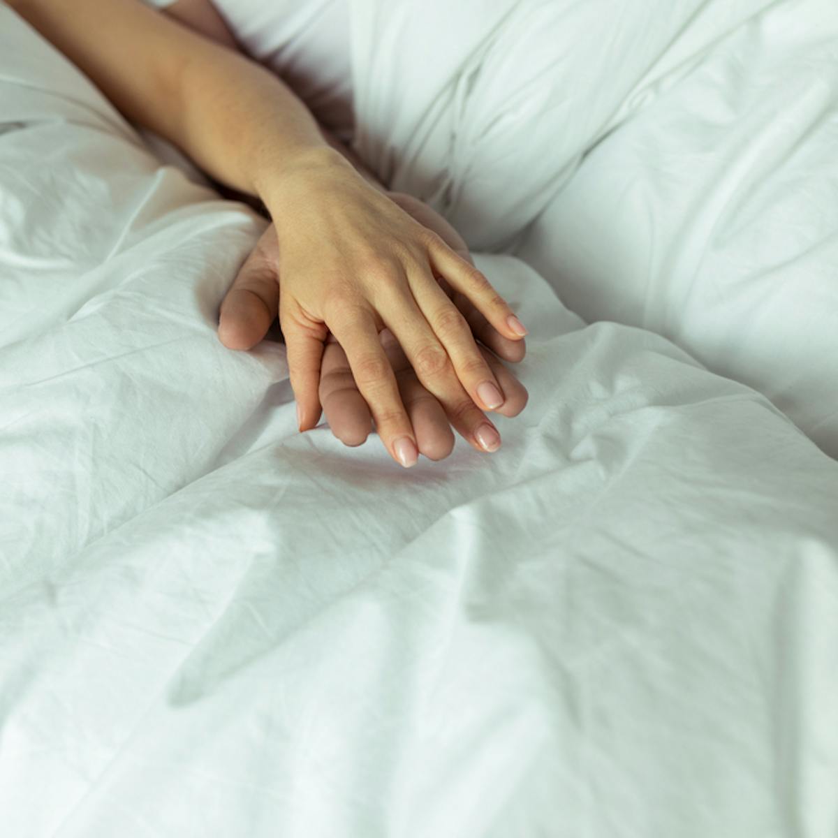 メリットがいっぱい!手を繋いで寝る男性の心理とその効果ハウコレ