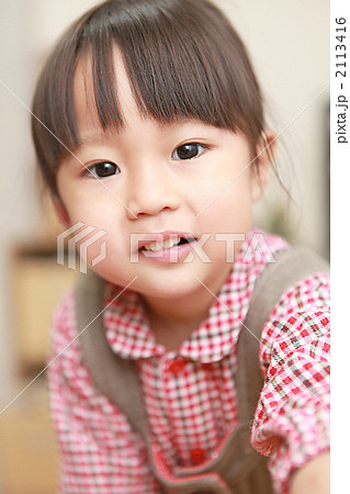 ２歳の女の子 写真素材843890- フォトライブラリ