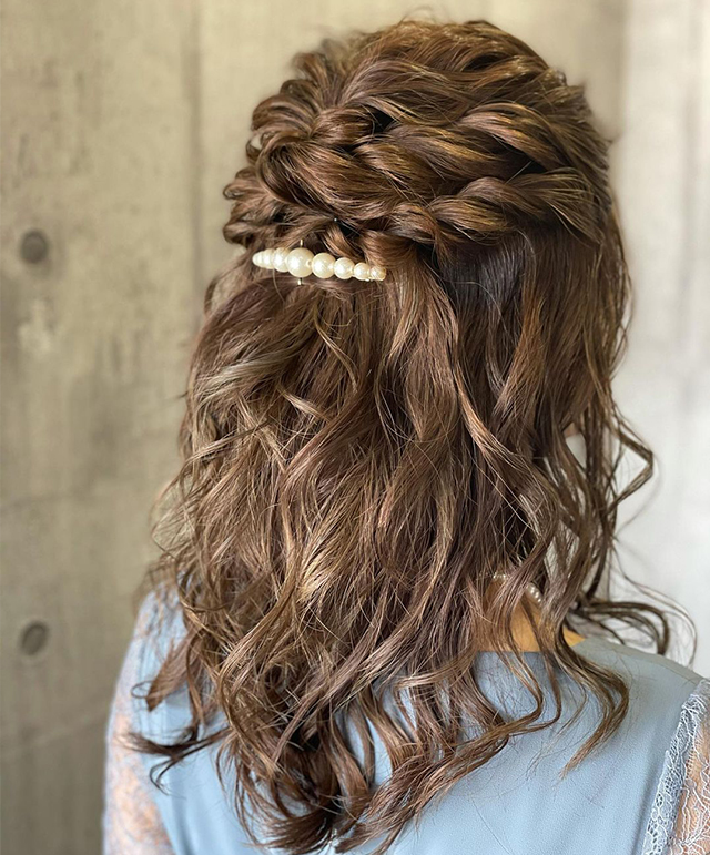 結婚式のハーフアップ 上品お呼ばれヘアアレンジを紹介！ロング・ミディアム・ボブetc.ゼクシィ