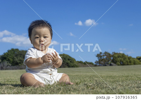 芝生デビューしました🌱, 嫌だったみたいで、泣いてました😭,生後9ヶ月生後280日芝生デビュー芝生芝生でハイハイ号泣成長記録ベビスタグラム子育てぐらむベビーグラムベビライフインスタベビー子育てグラマー親バカ部子育て記録用babygirl女の子ベビー第一子ベビ垢ベビアカリール動画赤ちゃん動画ベビー動画