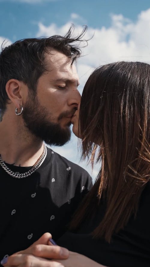 非リア逃げて！！ カップルのキスを世界中から集めた動画が胸に刺さるねとらぼ