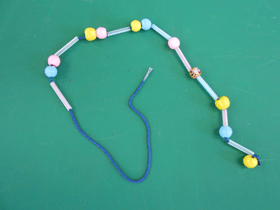 保育士の 手作り おもちゃ ひも通し チューブ 指人形 ペットボトル 玩具 - やんちゃりかminne byGMOペパボ国内最大級のハンドメイド・手作り通販サイト