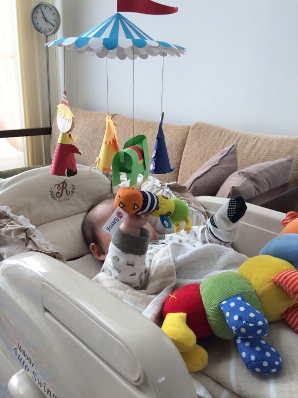 コンビ 美品 ネムリラ ジョイ おもちゃ付 付属品あり 新生児対応 スウィング ハイローチェア ベビーベッド ベビーラック