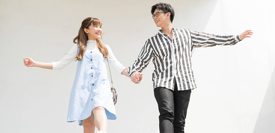 手を繋いで寝る男性心理・女性心理とは? メリットについても解説「マイナビウーマン」