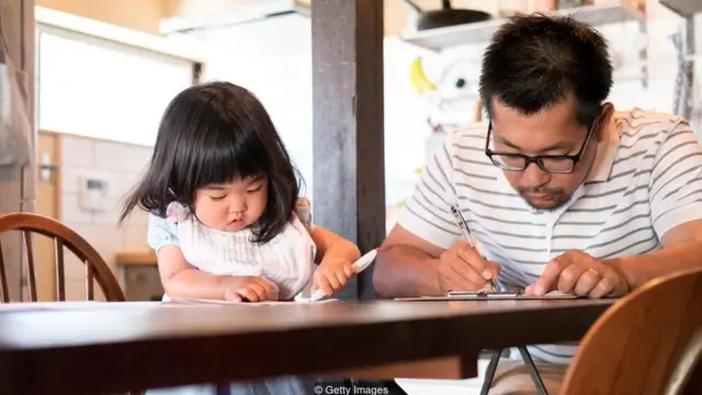 父子揃ってイケメン」田村亮、13年前の“顔出し”親子ツーショット！ 息子作のプロ級ケーキにも反響 2 2- All About ニュース