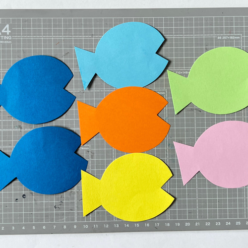 💗ステンドグラスのおさかな💗 こんにちは！ 今日はカラーセロファンを使った製作遊びを紹介します✨作品が完成したら、窓に貼り付けるとキラキラしてとてもきれいですよ！ ぜひやってみてください💗製作 製作遊び 保育士 幼稚園教諭 保育教諭 保育士さんと繋がりたい