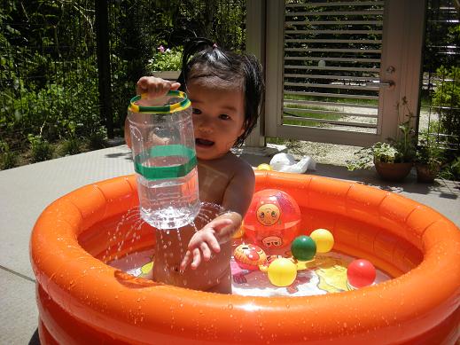 水遊びの様子と手作りおもちゃの紹介です！スコップやカップで水をすくって移し替えたり、シャンプーボトルをプッシュして水を出したり、手作りおもちゃで遊んだりしています☀️手作りおもちゃ①2ℓのペットボトルを好みの長さで切り、底に穴を開け、紐を通してい