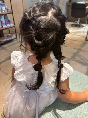 簡単おしゃれなキッズヘアアレンジ🪞 @fancykyon_kidshair アナ風👸ハーフアップ ①左右の髪の毛を三つ編みして引き出す②頭の後ろでそれぞれの三つ編みに通す ③下の髪をすこしすくって通した三つ編みと結ぶ ④ゴムを外してブラシで全体をとかす YouTubeで見つけた