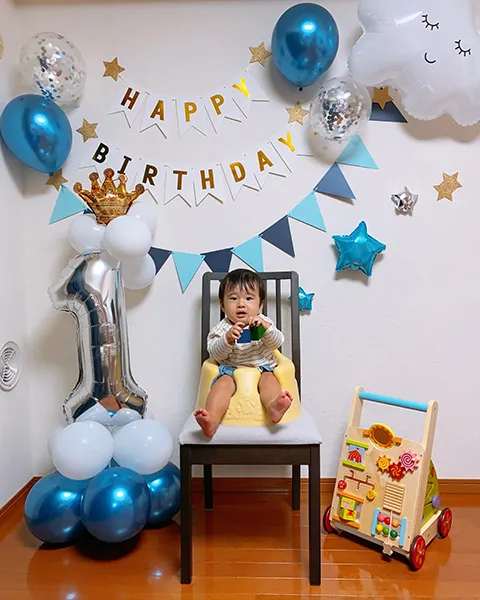 お誕生日が楽しみ！という方はコメント欄に🎂 けーき で教えてください💖@fotowa.jp ←他のお誕生日投稿はこちら🍰 ・ 初めてのお誕生日は宝物✨今回はかんたんにできる！1歳のおうちフォトアイディアをご紹介します🎉 ・ 定番のナンバーバルーンやガーランドを飾る