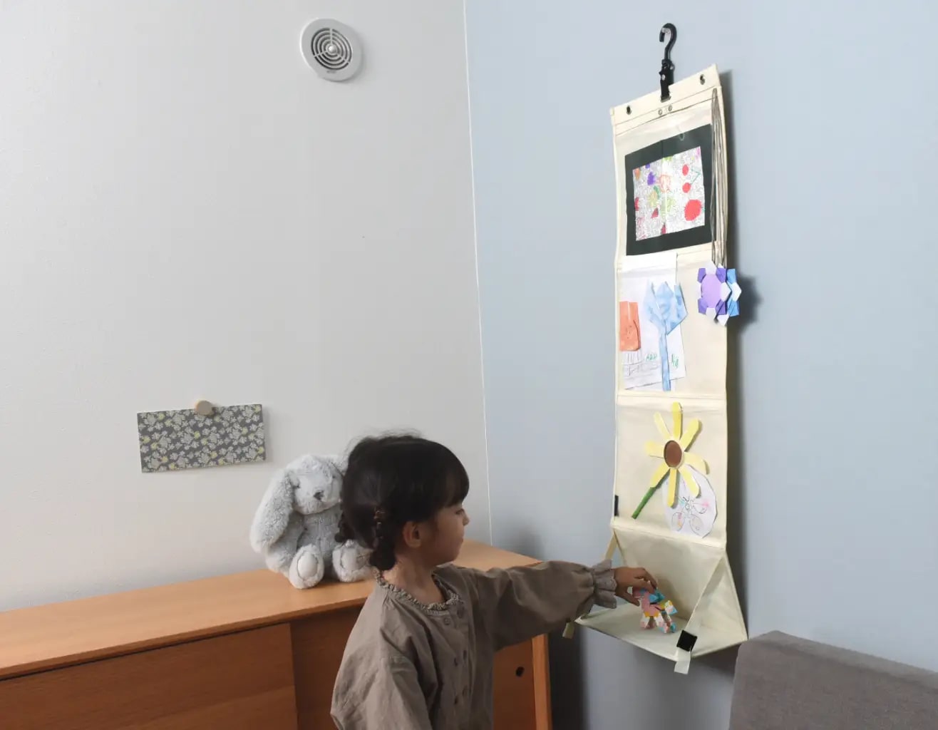 子どもの絵の飾り方おすすめ3つの方法！子どもの絵をどんどん飾ろう子供部屋インテリアAll About