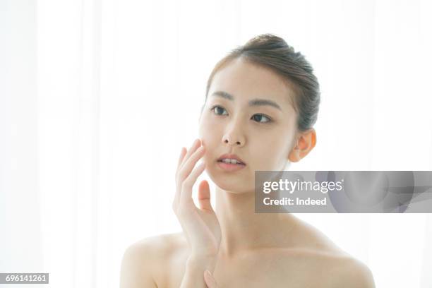 5,941 頬 手 Stock Photos, High-Res Pictures, and Images - Getty Imagesスキンケア, 頬 触る カップル, 頬を寄せる
