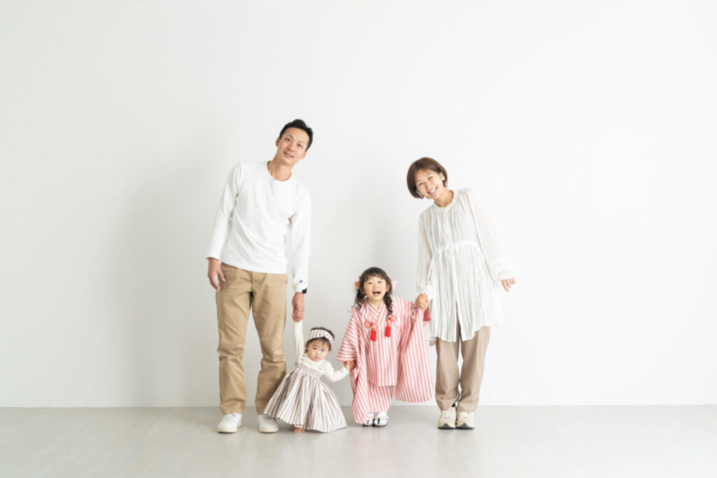 七五三の家族写真、おしゃれに撮るコツは？服装・ポーズ・スタジオ選びを解説スタジオもなみコラム記事