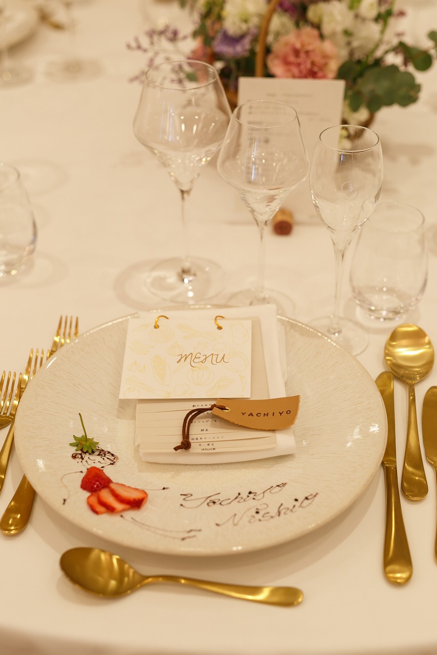 結婚式の席札はどう準備する？ 外注・手作りのポイントと費用を紹介みんなのウェディングニュース