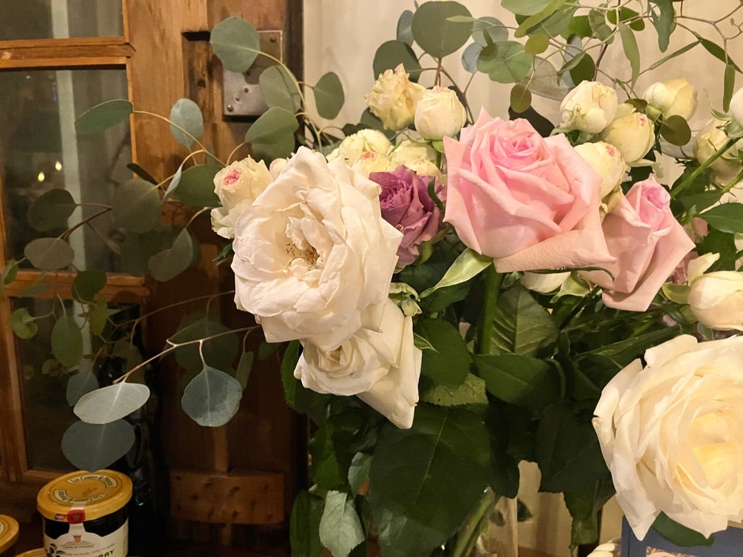 こんなおばあちゃんになりたい！鮮やかなブルーのコートにイエローの傘を合わせたコーデLONDONワールドスナップFUDGE.jp