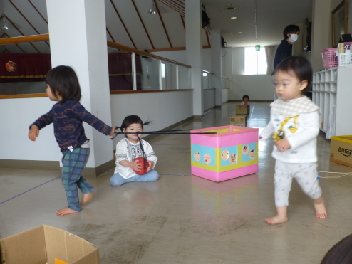 箱引き遊び楽しいね 1歳児たまご組幼保連携型認定こども園進徳幼稚園